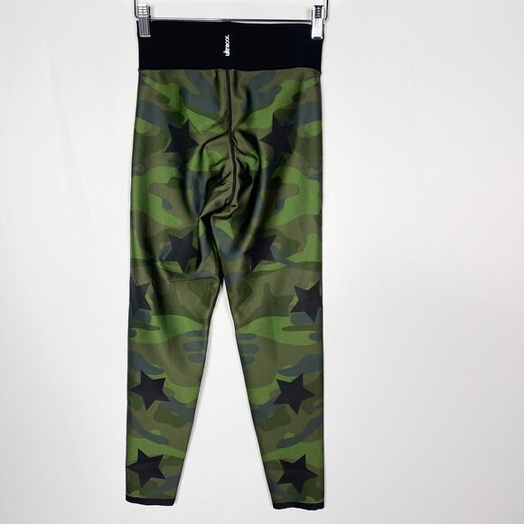 Ultracor Medium M Green Black Camo Stars Knockout Leggings Patent Print Workout - Picture 2 of 12